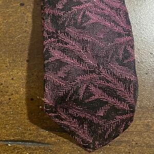 Maroon Feathers Pattern 1950s Skinny Tie